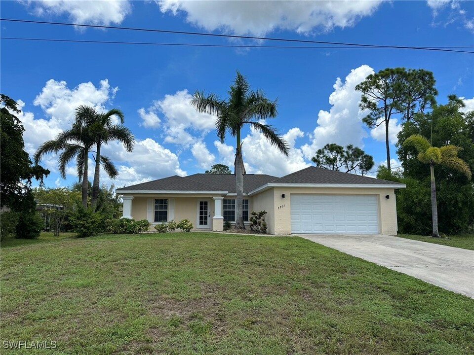 3807 NW 42nd Ln in Cape Coral, FL - Building Photo