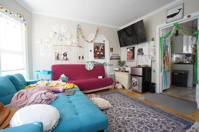 27 Emery St, Unit 2 in Medford, MA - Foto de edificio - Building Photo