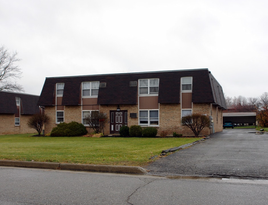 1974 Wolosyn Cir in Youngstown, OH - Foto de edificio