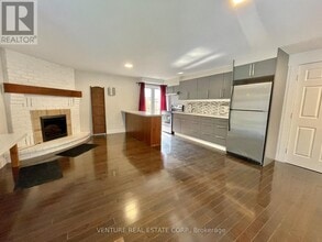 55 Batson Dr in Aurora, ON - Building Photo - Building Photo