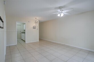 2424 SE 17th St in Fort Lauderdale, FL - Foto de edificio - Building Photo