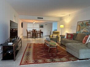 3611 Oaks Clubhouse Dr in Pompano Beach, FL - Building Photo - Building Photo