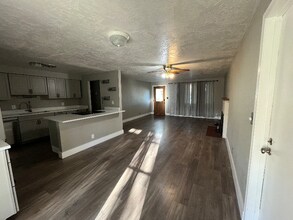 1012 Whitman Ct in The Dalles, OR - Foto de edificio - Building Photo