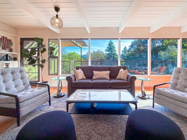 1560 Ronne Dr in Santa Rosa, CA - Foto de edificio - Building Photo