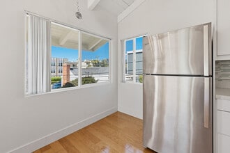 3733 Riviera Dr in San Diego, CA - Building Photo - Building Photo