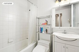 393 W 49th St in New York, NY - Foto de edificio - Building Photo