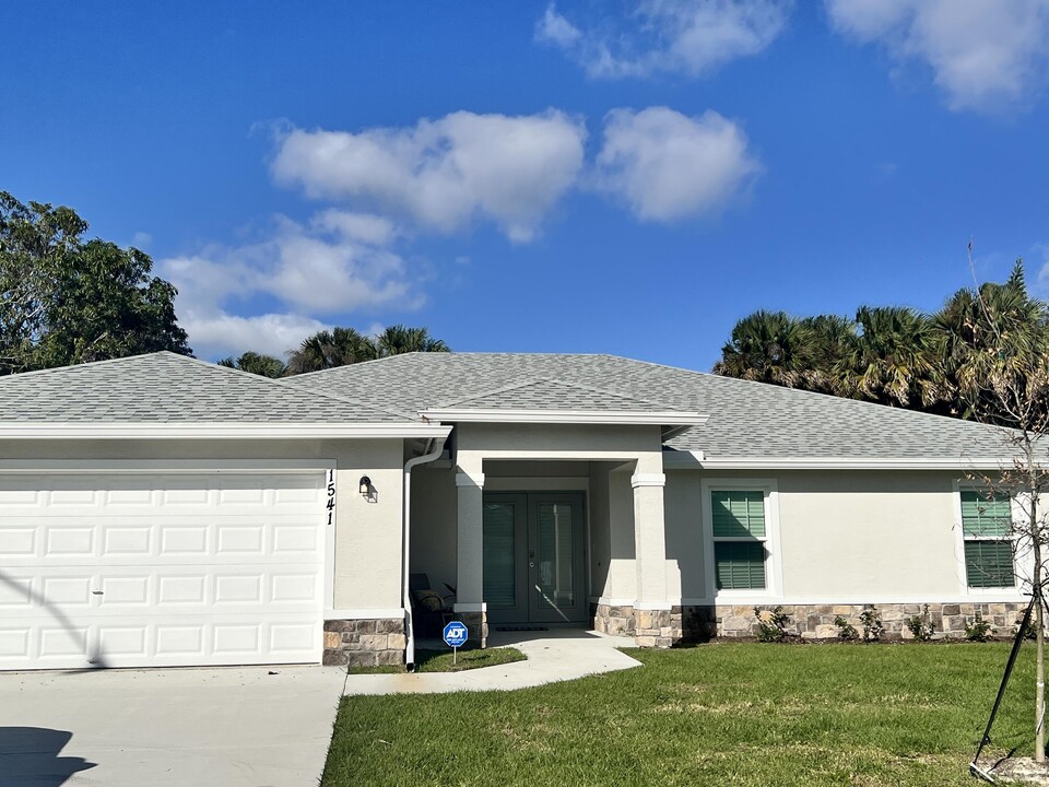 1541 SW Urbino Ave in Port St. Lucie, FL - Building Photo