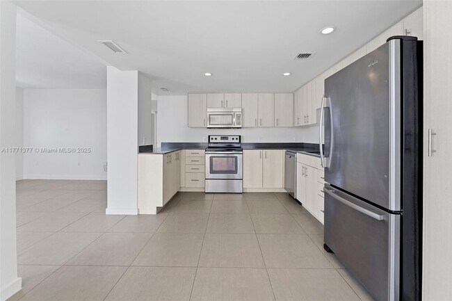 910 West Ave, Unit 1438 in Miami Beach, FL - Building Photo - Building Photo