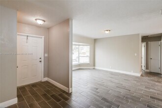 2360 NW 60th Ave in Sunrise, FL - Building Photo - Building Photo