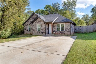 230 E Johnson St in Denison, TX - Building Photo