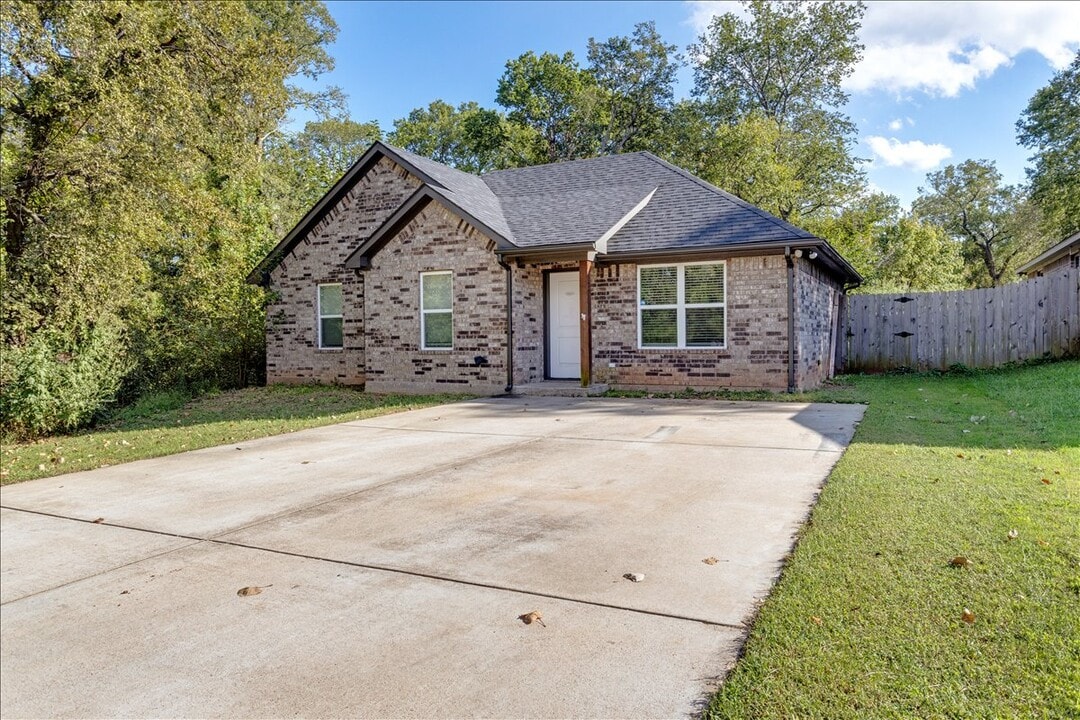 230 E Johnson St in Denison, TX - Building Photo