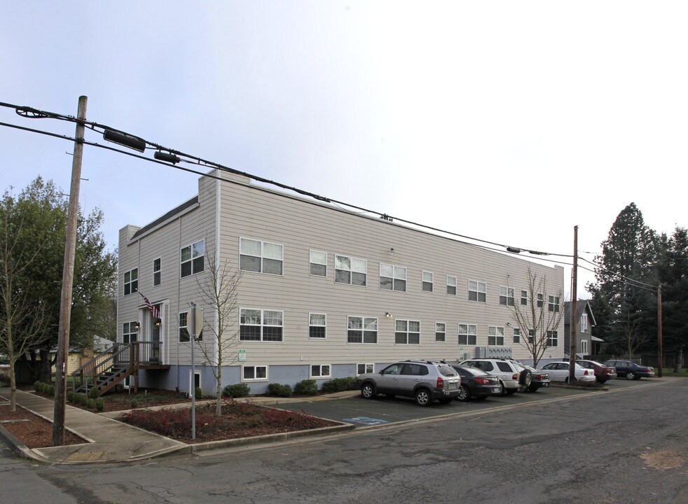 Ambassador Apartments in Newberg, OR - Building Photo