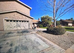 1490 Sierra Madre Dr in Camarillo, CA - Foto de edificio - Building Photo