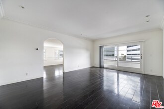 9245 Doheny Rd in West Hollywood, CA - Foto de edificio - Building Photo