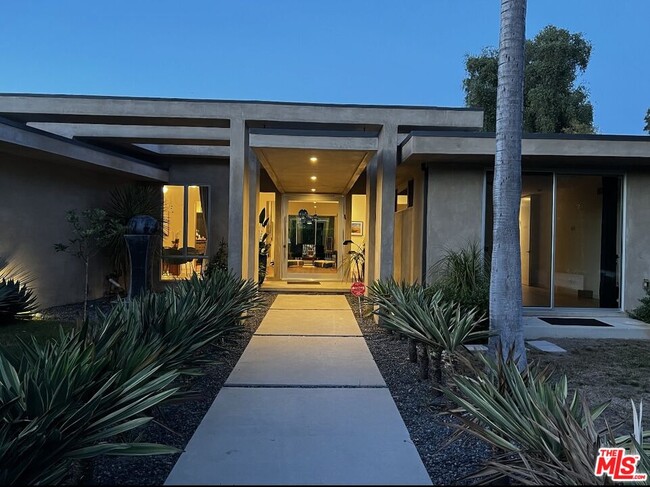 3112 Corda Dr in Los Angeles, CA - Building Photo - Building Photo