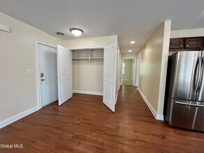 74 Weibel Ave in Saratoga Springs, NY - Foto de edificio - Building Photo