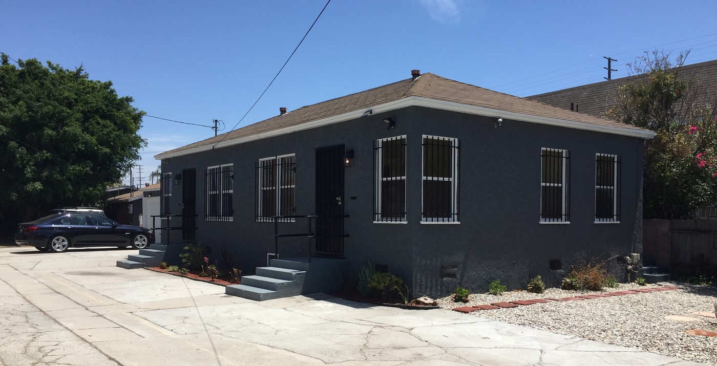 11322 S Grevillea Ave in Inglewood, CA - Building Photo