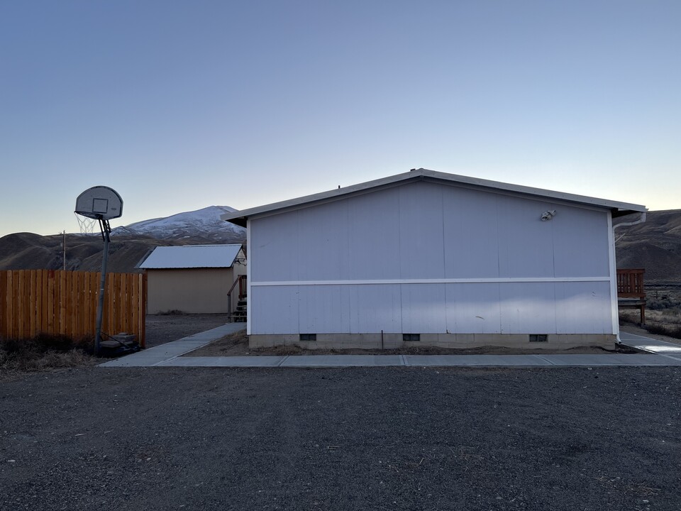 7592 Aurora Dr in Elko, NV - Building Photo