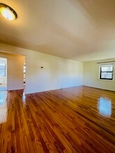 15 College Pl, Unit A in Rutherford, NJ - Building Photo - Building Photo