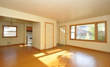 3036 S Delaware Ave, Unit Upper in Milwaukee, WI - Foto de edificio - Building Photo