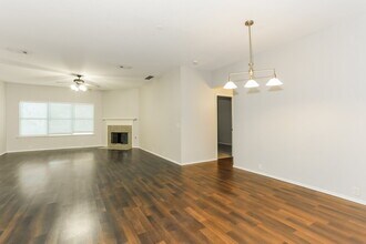 8433 Asheville Ln in Fort Worth, TX - Foto de edificio - Building Photo