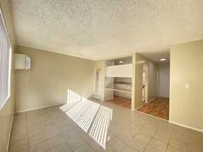 Haskell Granada Apartments in Van Nuys, CA - Building Photo - Building Photo