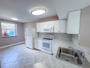 8781 Wiles Rd in Coral Springs, FL - Foto de edificio - Building Photo