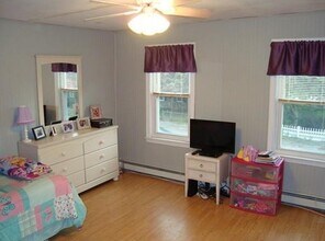 8 Main St, Unit 2 in Kingston, MA - Foto de edificio - Building Photo