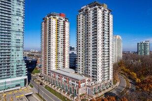 Centro in Toronto, ON - Building Photo