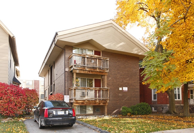 913 Mary St