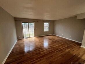 19 Hawthorne Dr in New London, CT - Building Photo - Building Photo