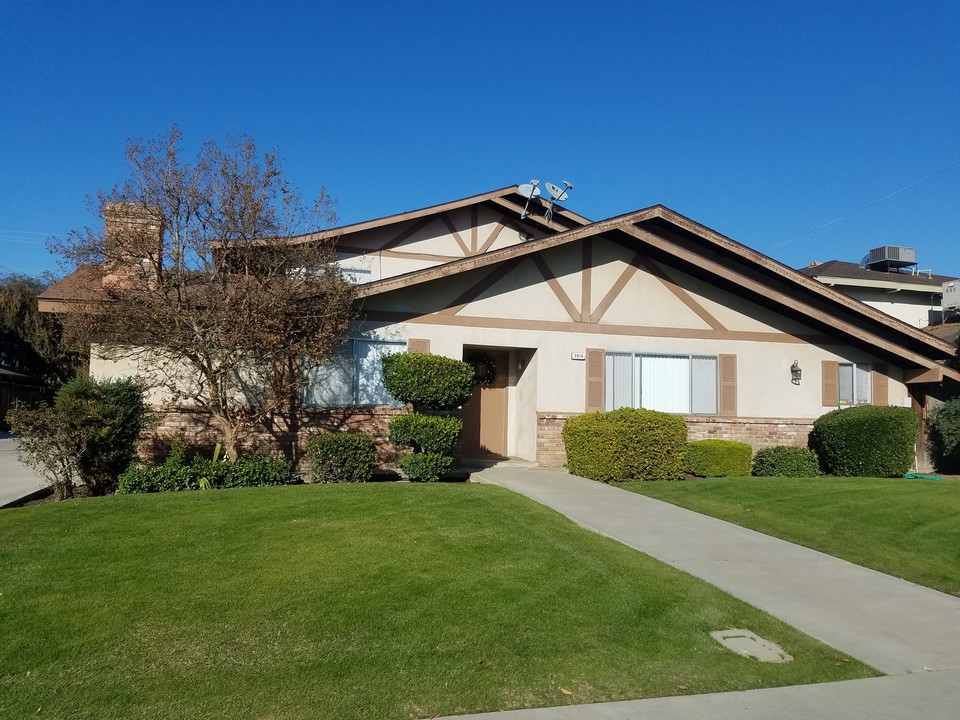 5916 Stockdale Hwy in Bakersfield, CA - Building Photo