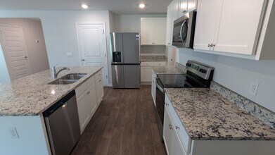 385 Coconut Dr in Bloomingdale, GA - Building Photo - Building Photo