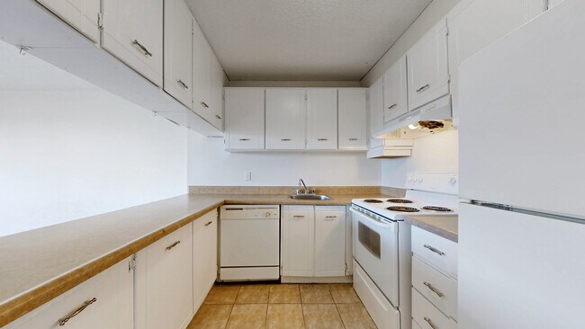 Burlington Square in Burlington, ON - Building Photo - Building Photo