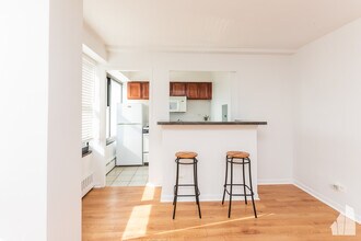 6030 N Sheridan Rd, Unit 2112 in Chicago, IL - Building Photo - Building Photo