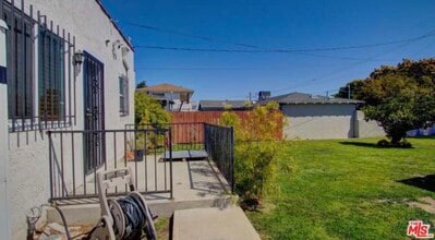 822 W 110th St in Los Angeles, CA - Building Photo - Building Photo