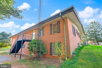 318 Evergreen Mills Rd in Leesburg, VA - Building Photo - Building Photo