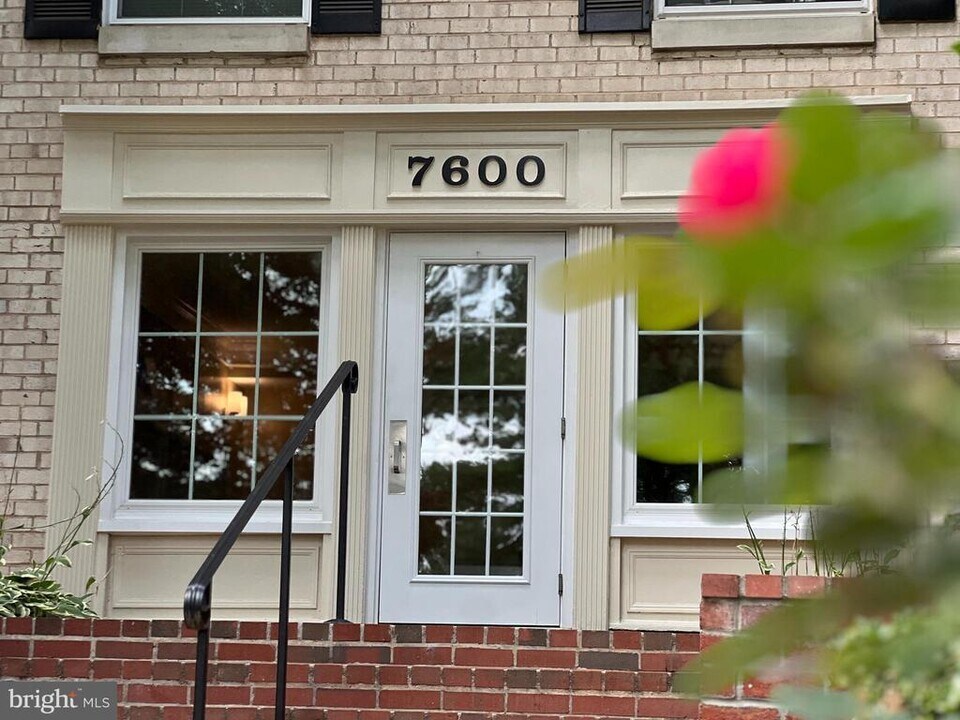 7600 Tremayne Pl in McLean, VA - Building Photo