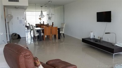 20100 W Country Club Dr in Aventura, FL - Building Photo - Building Photo