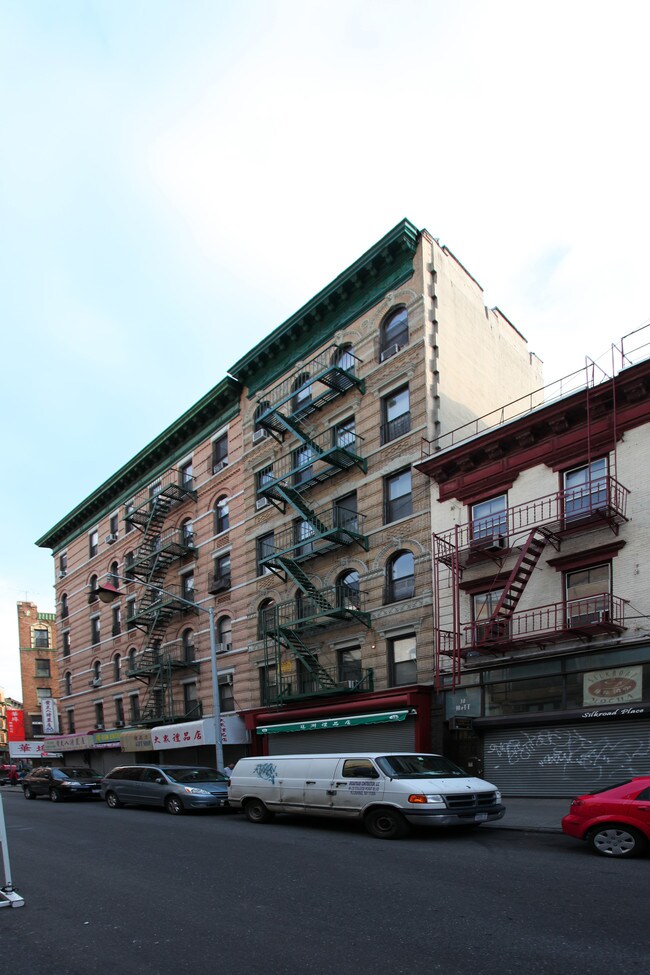 32 Mott St in New York, NY - Building Photo - Building Photo