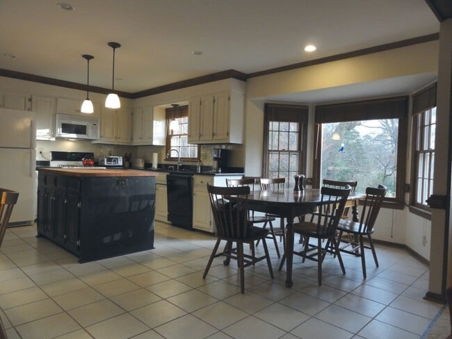 5135 Lake Shores Rd in Virginia Beach, VA - Building Photo - Building Photo