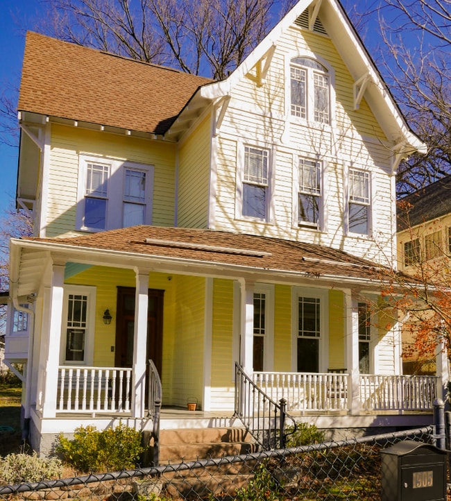 property at 1905 Oak St
