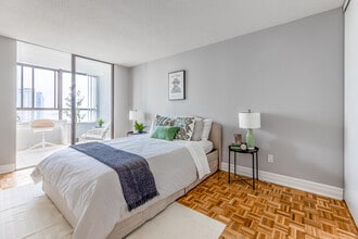 2 Silver Maple Court in Brampton, ON - Building Photo - Interior Photo