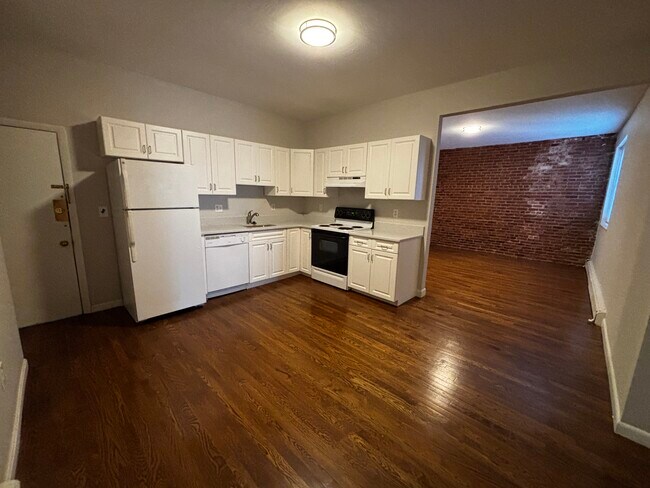 15 Stearns Rd, Unit #4 in Brookline, MA - Foto de edificio - Building Photo