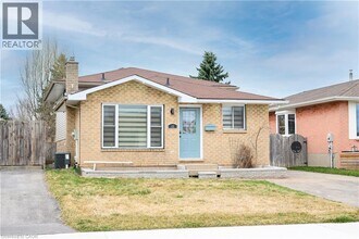 48 Larchwood Cir in Welland, ON - Building Photo - Building Photo