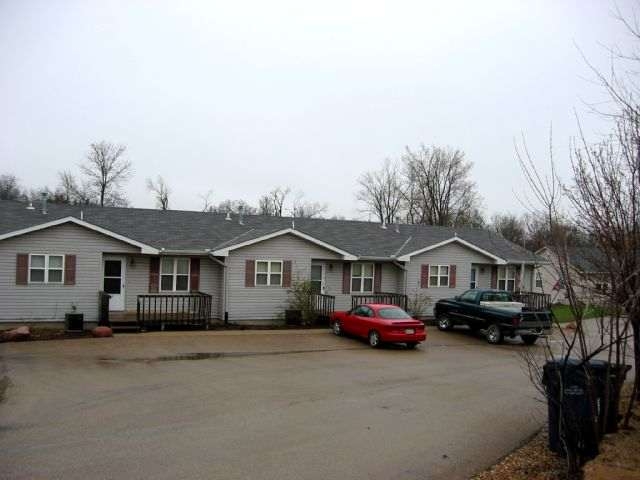 414 Sycamore St in Oskaloosa, KS - Building Photo