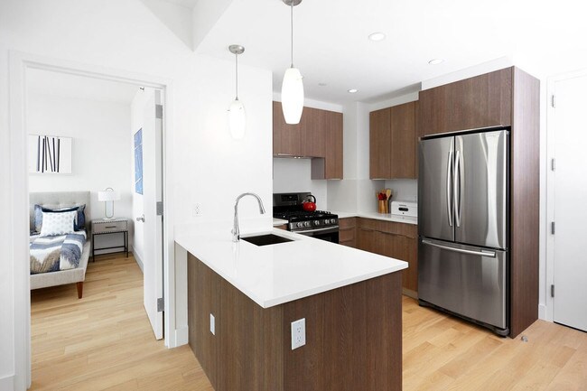 Huis 24 in Long Island City, NY - Foto de edificio - Building Photo
