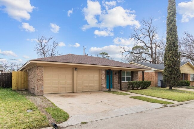 160 W Whitney St in Houston, TX - Building Photo - Building Photo
