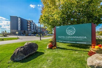 205 Lakeshore Dr in Canandaigua, NY - Foto de edificio - Building Photo