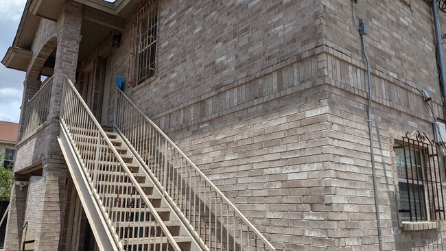 1708 Chacon St, Unit 4 in Laredo, TX - Foto de edificio - Building Photo